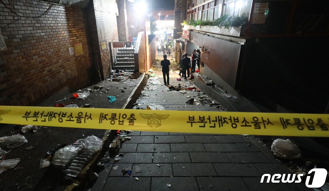 본문 이미지 -  사진은 30일 사고가 발생한 서울 용산구 이태원 사고현장에서 경찰 및 소방구급 대원들이 현장을 수습하고 있는 모습. 2022.10.30/뉴스1 ⓒ News1 장수영 기자
