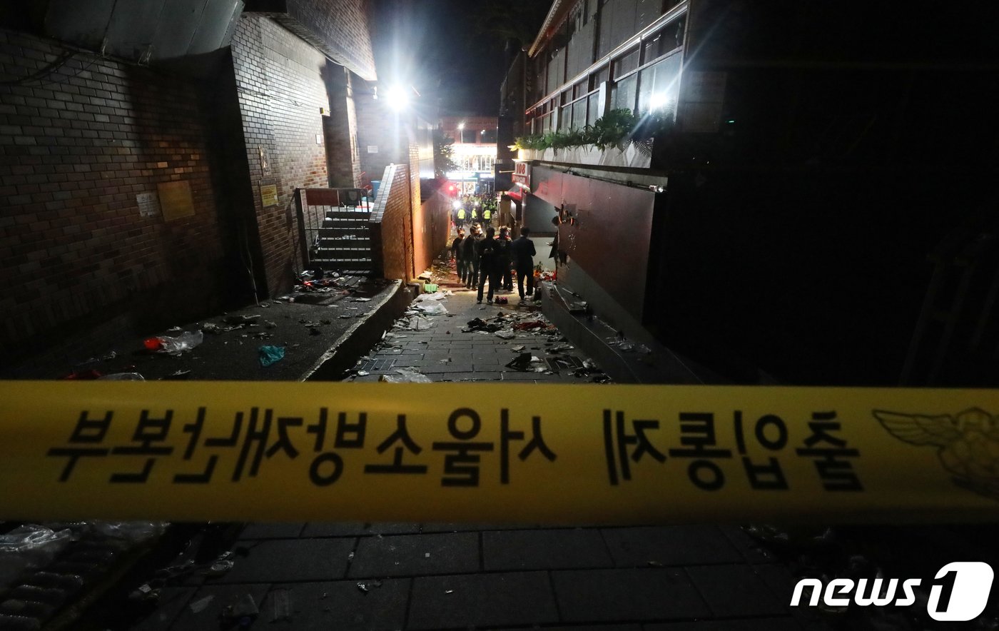 본문 이미지 - 29일 밤 서울 용산구 이태원 한복판에서 심정지 환자가 대규모로 발생했다. 3년 만에 첫 '야외 노마스크' 핼러윈을 맞아 인파가 몰리면서 대규모 압사사고가 일어난 것으로 추정된다. 소방청은 이날 오후 11시13분 이태원에서 압사 추정 사고가 발생함에 따라 대응 3단계로 격상한다고 밝혔다. 사진은 30일 사고가 발생한 서울 용산구 이태원 사고현장에서 경찰 관계자들이 현장을 수습하고 있는 모습. 2022.10.30/뉴스1 ⓒ News1 장수영 기자