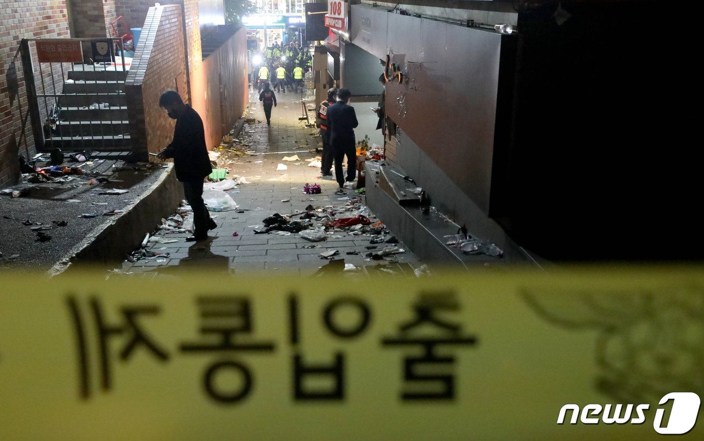 본문 이미지 - 서울 용산구 이태원 사고현장에서 경찰 관계자들이 현장을 수습하고 있는 모습. 2022.10.30/뉴스1 ⓒ News1 장수영 기자