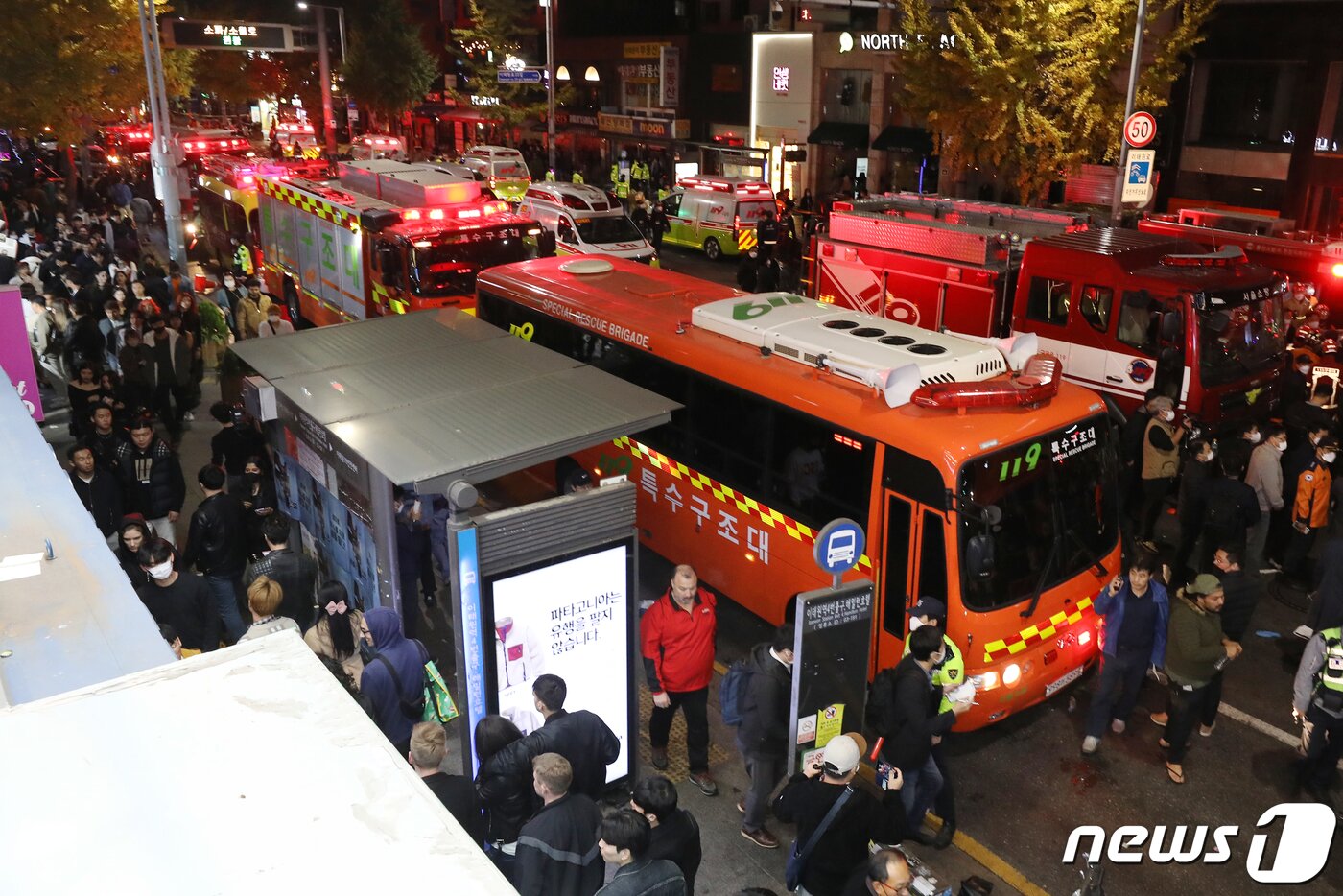 본문 이미지 - 30일 새벽 서울 용산구 이태원 일대가 압사 사고 사망자들을 이송하기 위해 대기하고 있다. 소방당국은 이번 사고로 새벽 4시 기준 146명이 숨지고 150명이 부상했다고 밝혔다. 2022.10.30/뉴스1 ⓒ News1 민경석 기자