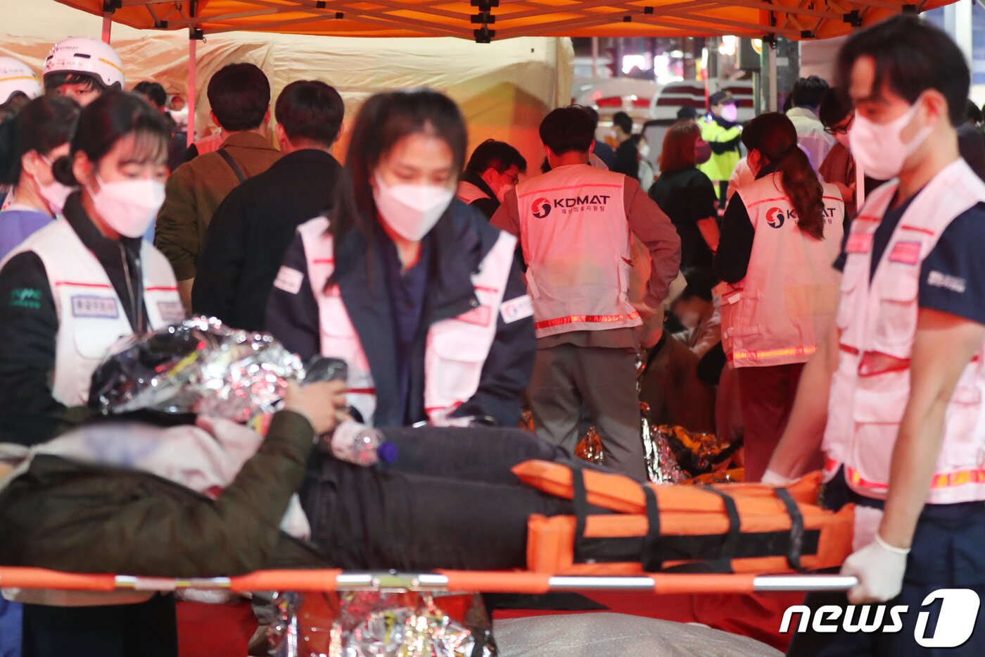 본문 이미지 - 30일 새벽 서울 용산구 이태원 일대에서 압사 사고 부상자들이 치료를 받고 있다. 소방당국은 이번 사고로 새벽 4시 기준 146명이 숨지고 150명이 부상했다고 밝혔다. 2022.10.30/뉴스1 ⓒ News1 민경석 기자