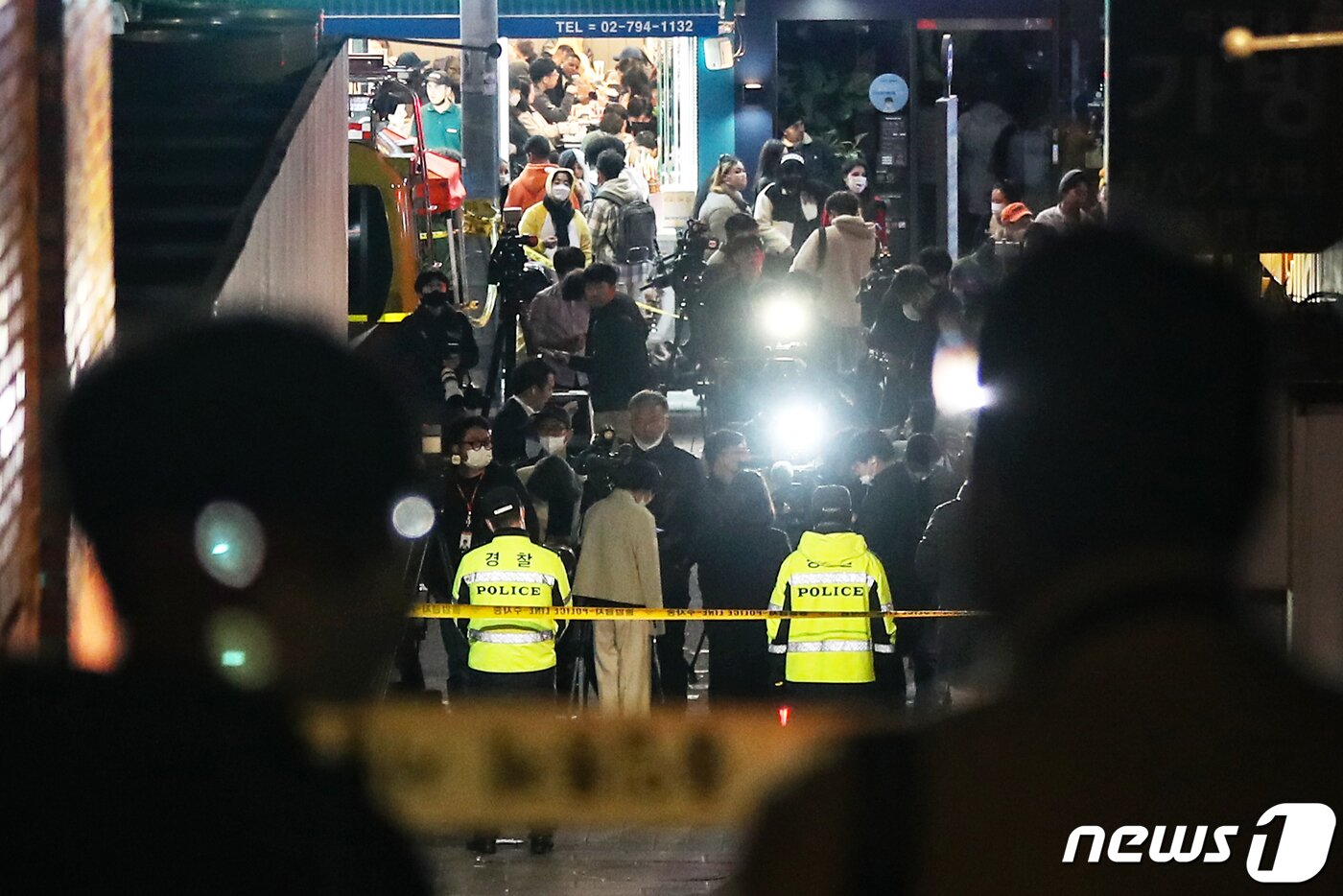 본문 이미지 - 30일 오전 서울 용산구 이태원의 압사 사고 현장을 경찰이 출입통제 하고 있다. 소방당국은 이번 사고로 오전 6시 기준 149명이 숨지고 150명이 부상했다고 밝혔다. 2022.10.30/뉴스1 ⓒ News1 민경석 기자