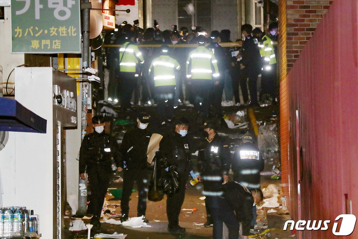 본문 이미지 - 30일 오전 서울 용산구 이태원 일대에서 경찰 과학수사대원들이 압사 사고 현장을 조사하고 있다. 소방당국은 이번 사고로 오전 6시 기준 149명이 숨지고 150명이 부상했다고 밝혔다. 2022.10.30/뉴스1 ⓒ News1 민경석 기자