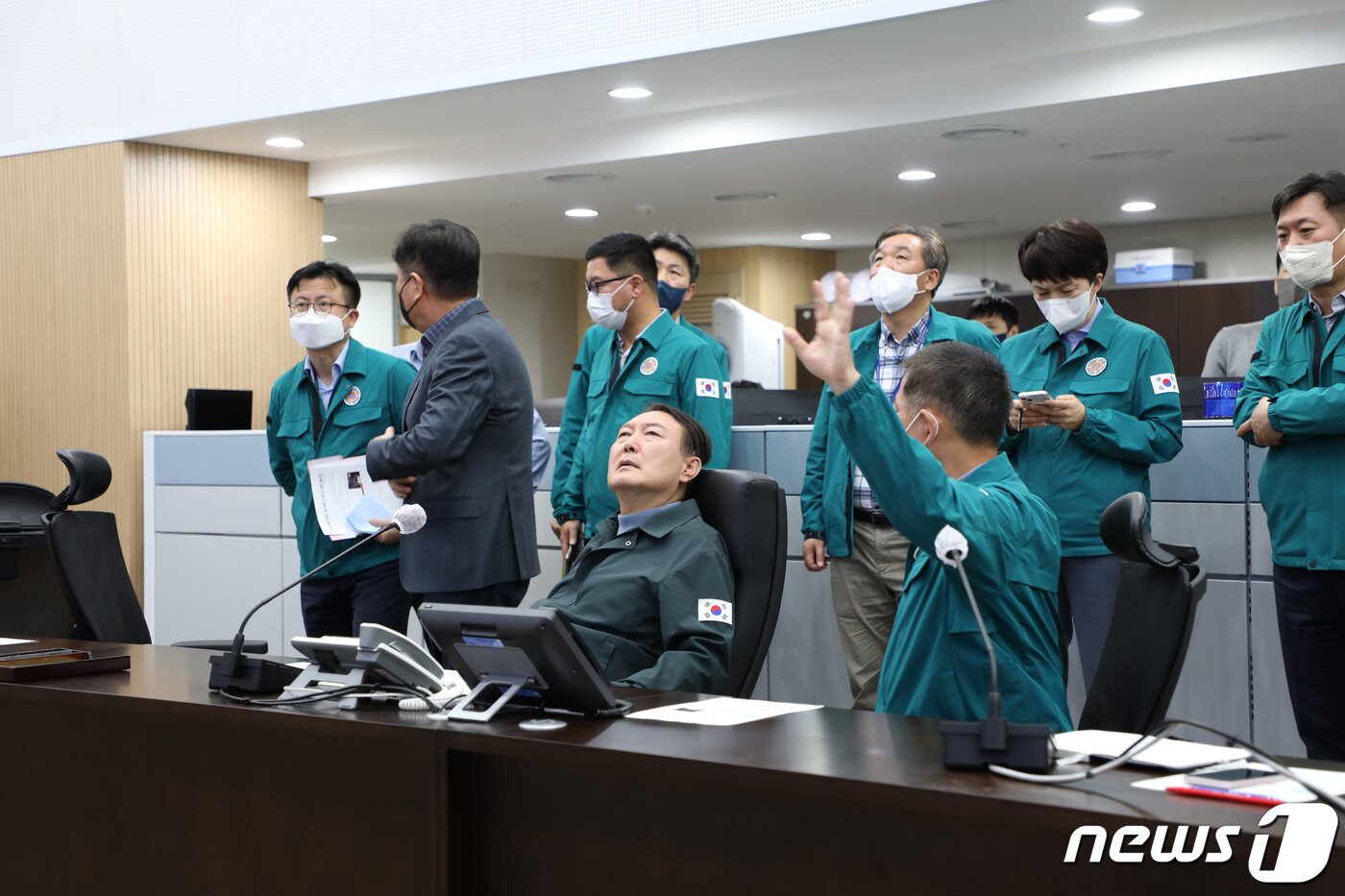 본문 이미지 - 윤석열 대통령이 30일 오전 서울 용산 대통령실 청사 국가위기관리센터에서 열린 이태원 핼러윈 사고 긴급상황점검회의에 참석해 현장 상황을 보고받고 있다. (대통령실 제공) 2022.10.30/뉴스1 ⓒ News1 오대일 기자