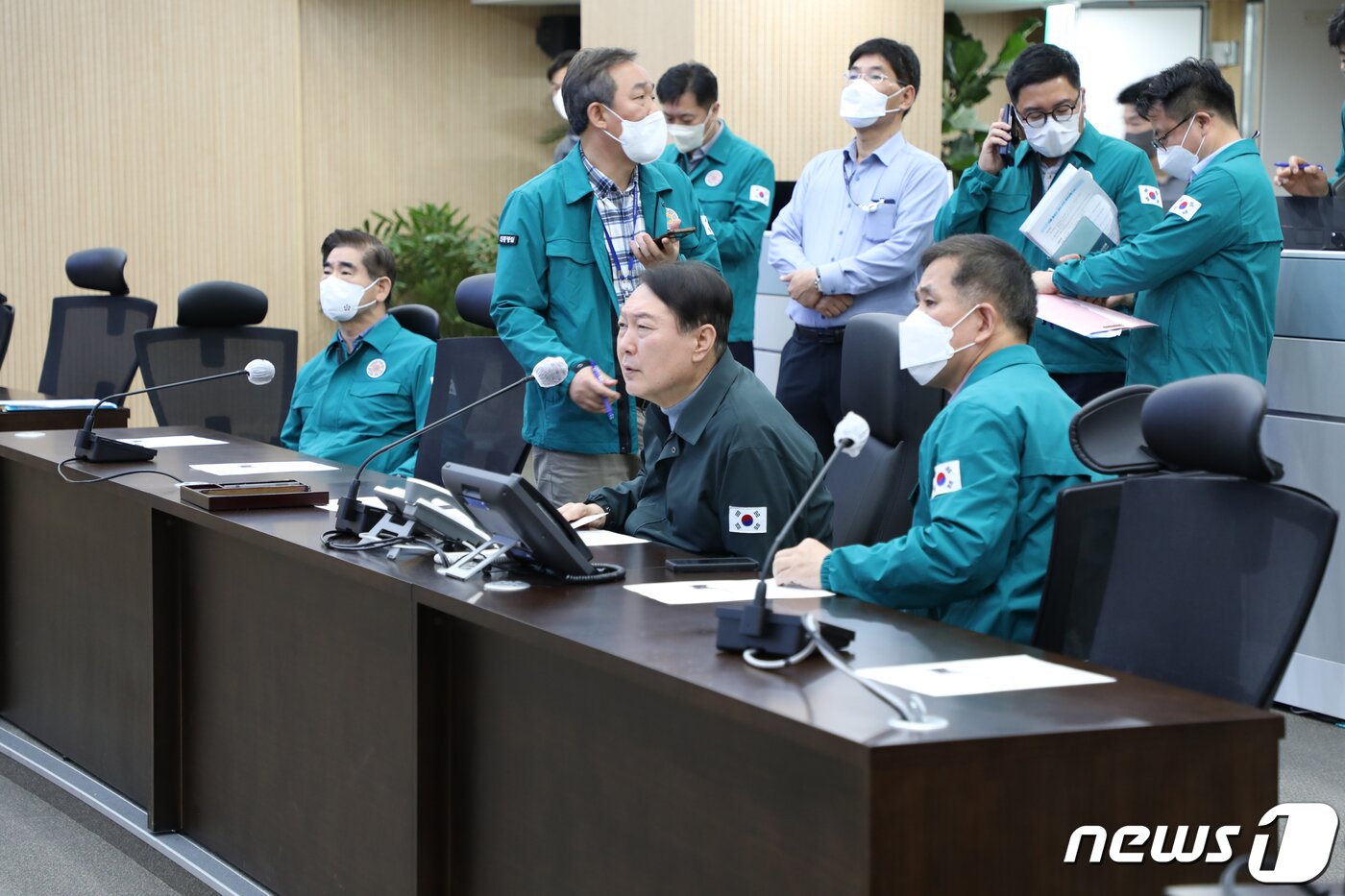본문 이미지 - 윤석열 대통령이 30일 오전 서울 용산 대통령실 청사 국가위기관리센터에서 열린 이태원 핼러윈 사고 긴급상황점검회의에 참석해 현장 상황을 보고받고 있다. (대통령실 제공) 2022.10.30/뉴스1 ⓒ News1 오대일 기자
