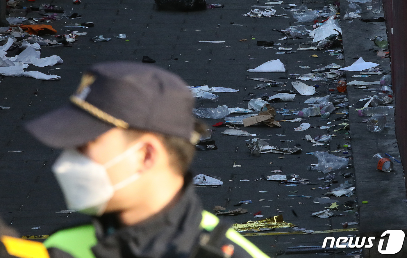(서울=뉴스1) 임세영 기자 = 30일 오전 서울 용산구 이태원 일대에서 경찰이 압사 사고 현장을 조사하고 있다. 이태원 압사사고로 발생한 인명피해는 이날 오전 6시 기준 현재 사 …