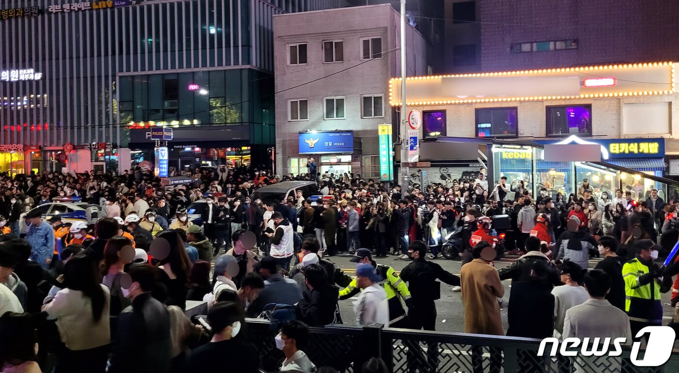 본문 이미지 - 30일 새벽 서울 용산구 이태원 일대에서 의료진과 경찰, 소방대원들이 대규모 압사사고가 발생한 지역을 수습하고 있다. 2022.10.30/뉴스1 ⓒ News1 김예원 기자