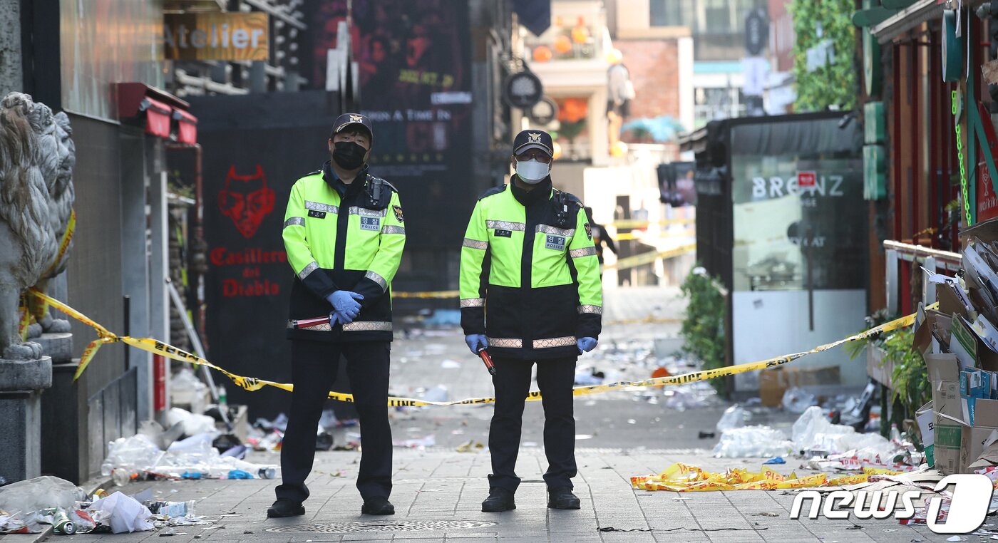 본문 이미지 - 30일 오전 서울 용산구 이태원 일대 압사 사고 현장 인근에서 경찰이 현장을 통제하고 있다. 이태원 압사사고로 발생한 인명피해는 이날 오전 6시 기준 현재 사망 149명, 중상 19명, 경상 57명이다. 2022.10.30/뉴스1 ⓒ News1 임세영 기자