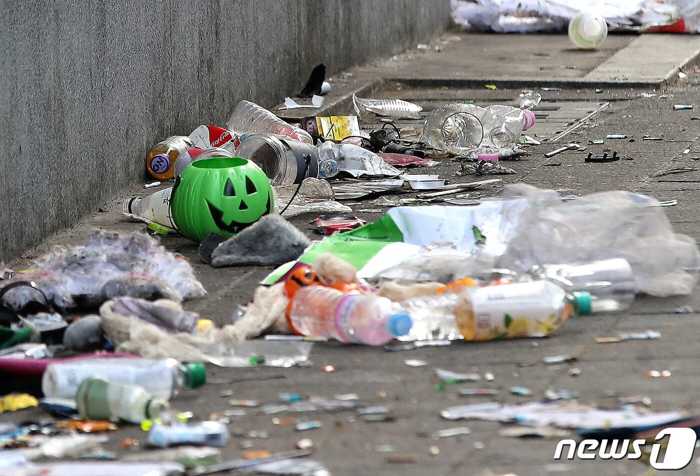 본문 이미지 - 30일 오전 서울 용산구 이태원 일대 압사 사고 현장이 아직 정리 되지 못하고 있다. 2022.10.30/뉴스1 ⓒ News1 임세영 기자