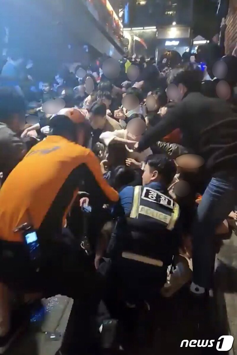 본문 이미지 - 29일 밤 서울 용산구 이태원 일대에서 경찰과 소방119구조대원, 시민들까지 의식잃은 환자들을 심폐소생술(CPR)하며 구조활동을 펼치고 있다. (SNS 캡쳐) 2022.10.30/뉴스1