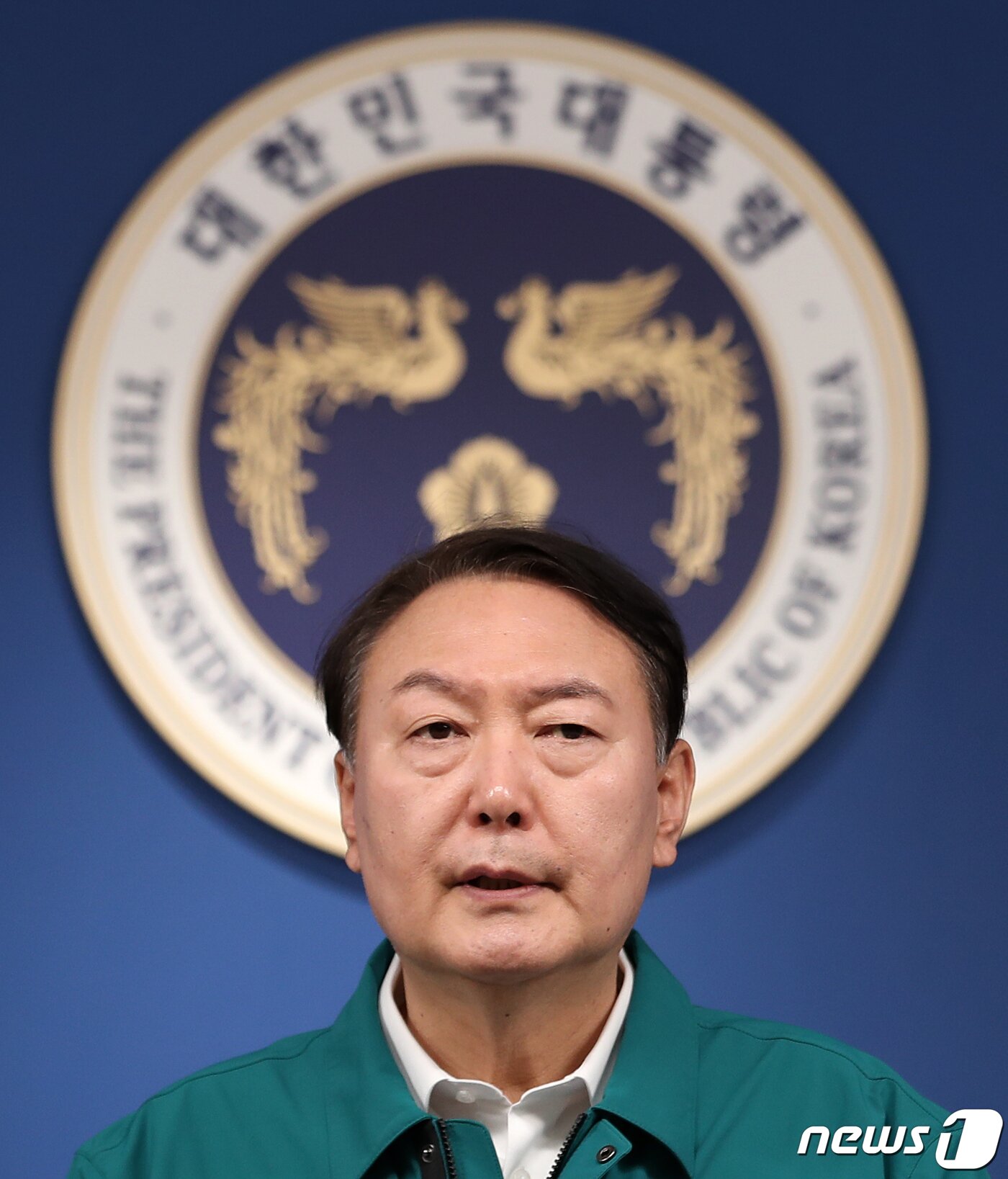 본문 이미지 - 윤석열 대통령이 30일 오전 용산 대통령실 청사 브리핑룸에서 이태원 핼러윈 압사사고 관련 대국민 담화를 발표하고 있다. 2022.10.30/뉴스1 ⓒ News1 오대일 기자