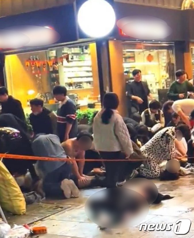 본문 이미지 - 29일 밤 서울 용산구 이태원 일대에서 시민들이 의식잃은 환자들을 심폐소생술(CPR)하며 구조활동을 펼치고 있다. 소방당국은 핼로윈 데이를 맞아 이태원에 인파가 몰리명서 압사 사고가 발생한 것으로 추정하고 있으며, 사고로 발생한 인명피해는 이날 오전 6시 기준 현재 사망 149명, 중상 19명, 경상 57명이다. (SNS 캡쳐) 2022.10.30/뉴스1