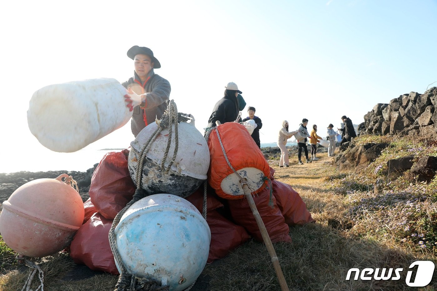 본문 이미지 - 30일 오전 제주시 우도면에서 제주도와 제주관광공사가 주최한 &#39;제로웨이스트&#39; 여행에 참가한 방문객들이 해안가 쓰레기를 수거하고 있다. 제로웨이스트 여행이란 여행 과정에서 탄소와 플라스틱을 배출을 최소화하는 등 환경 보호를 우선으로 하는 친환경 여행 문화다. 2022.10.30/뉴스1 ⓒ News1 고동명 기자
