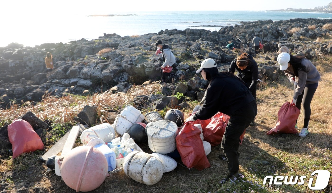 본문 이미지 - 30일 오전 제주시 우도면에서 제주도와 제주관광공사가 주최한 &#39;제로웨이스트&#39; 여행에 참가한 방문객들이 해안가 쓰레기를 수거하고 있다. 2022.10.30/뉴스1 ⓒ News1 고동명 기자