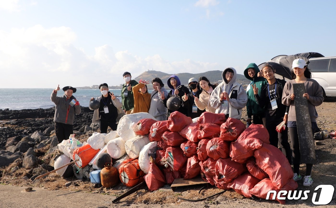 본문 이미지 - 30일 오전 제주시 우도면에서 제주도와 제주관광공사가 주최한 &#39;제로웨이스트&#39; 여행에 참가한 방문객들이 해안가 쓰레기를 수거 후 기념 촬영을 하고 있다. 제로웨이스트 여행이란 여행 과정에서 탄소와 플라스틱을 배출을 최소화하는 등 환경 보호를 우선으로 하는 친환경 여행 문화다. 2022.10.30/뉴스1 ⓒ News1 고동명 기자
