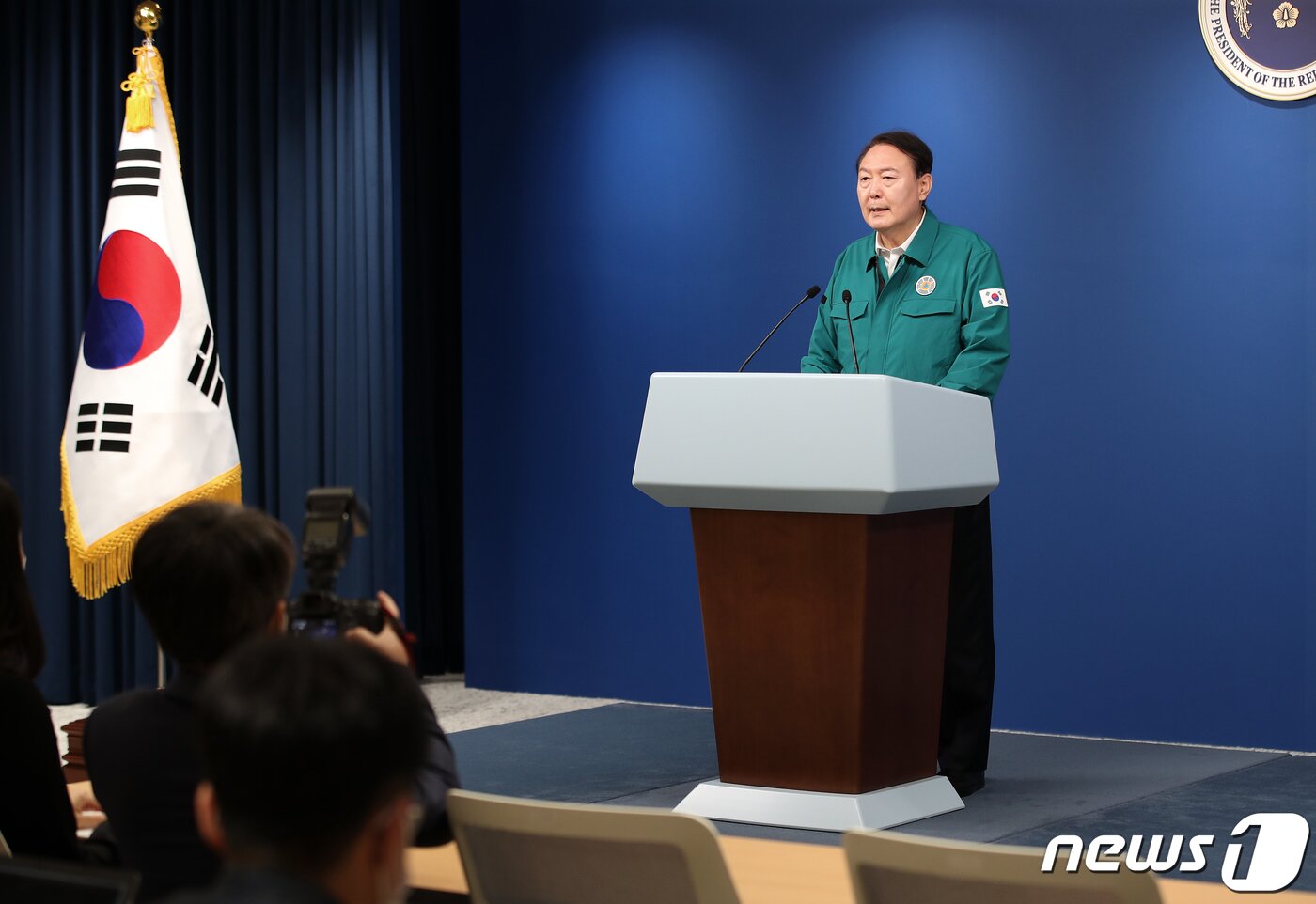 본문 이미지 - 윤석열 대통령이 30일 오전 용산 대통령실 청사 브리핑룸에서 이태원 핼러윈 압사사고 관련 대국민 담화를 발표하고 있다. 2022.10.30/뉴스1 ⓒ News1 오대일 기자
