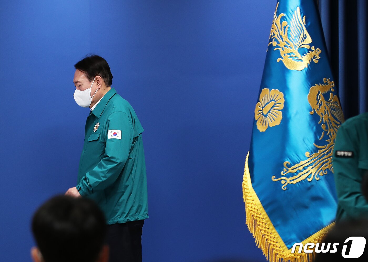 본문 이미지 - 윤석열 대통령이 30일 오전 용산 대통령실 청사 브리핑룸에서 이태원 핼러윈 압사사고 관련 대국민 담화를 발표하기 위해 입장하고 있다. 2022.10.30/뉴스1 ⓒ News1 오대일 기자