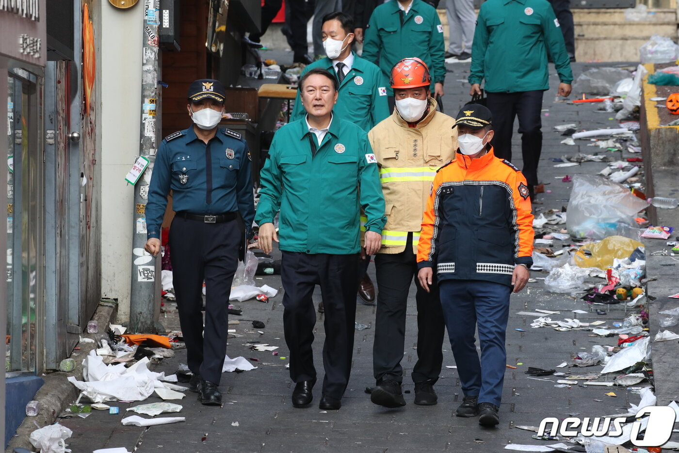 본문 이미지 - 윤석열 대통령이 30일 오전 서울 용산구 이태원 핼러윈 압사사고 현장을 찾아 소방과 경찰의 설명을 들으며 살펴보고 있다.  2022.10.30/뉴스1 ⓒ News1 임세영 기자