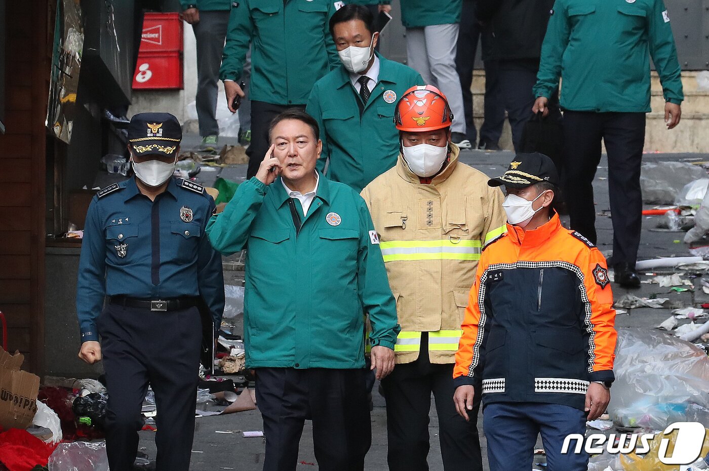 본문 이미지 - 윤석열 대통령이 30일 오전 서울 용산구 이태원 핼러윈 압사사고 현장을 찾아 소방과 경찰의 설명을 들으며 살펴보고 있다. 윤 대통령은 이날 대국민 담화를 통해 "오늘부터 사고 수습이 일단락될 때까지 국가애도기간으로 정하고 국정의 최우선순위를 본 건 사고의 수습과 후속조치에 두겠다＂고 말했다. 2022.10.30/뉴스1 ⓒ News1 임세영 기자