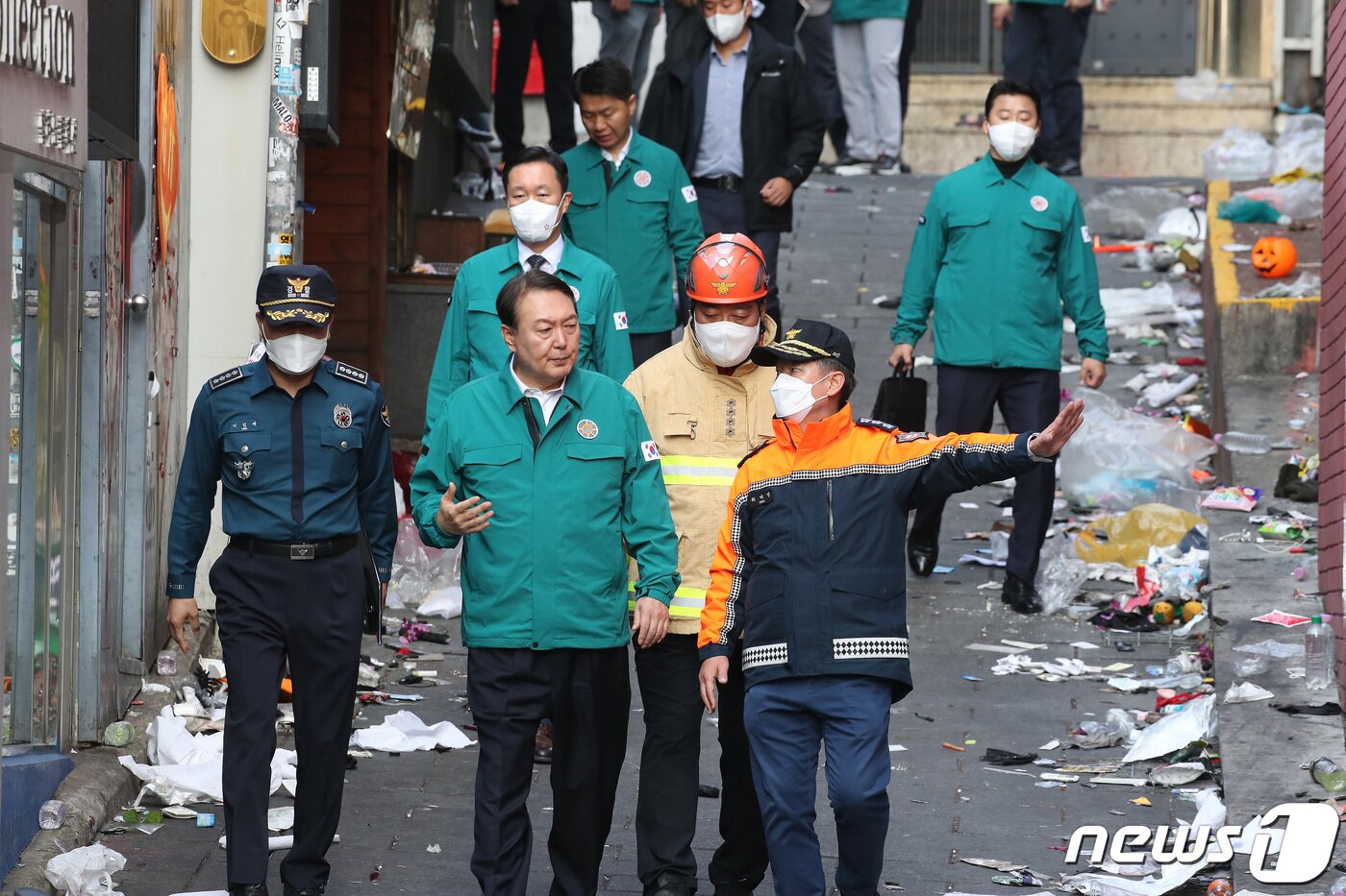 본문 이미지 - 윤석열 대통령이 30일 오전 서울 용산구 이태원 핼러윈 압사사고 현장을 찾아 소방과 경찰의 설명을 들으며 살펴보고 있다. 윤 대통령은 이날 대국민 담화를 통해 "오늘부터 사고 수습이 일단락될 때까지 국가애도기간으로 정하고 국정의 최우선순위를 본 건 사고의 수습과 후속조치에 두겠다＂고 말했다. 2022.10.30/뉴스1 ⓒ News1 임세영 기자