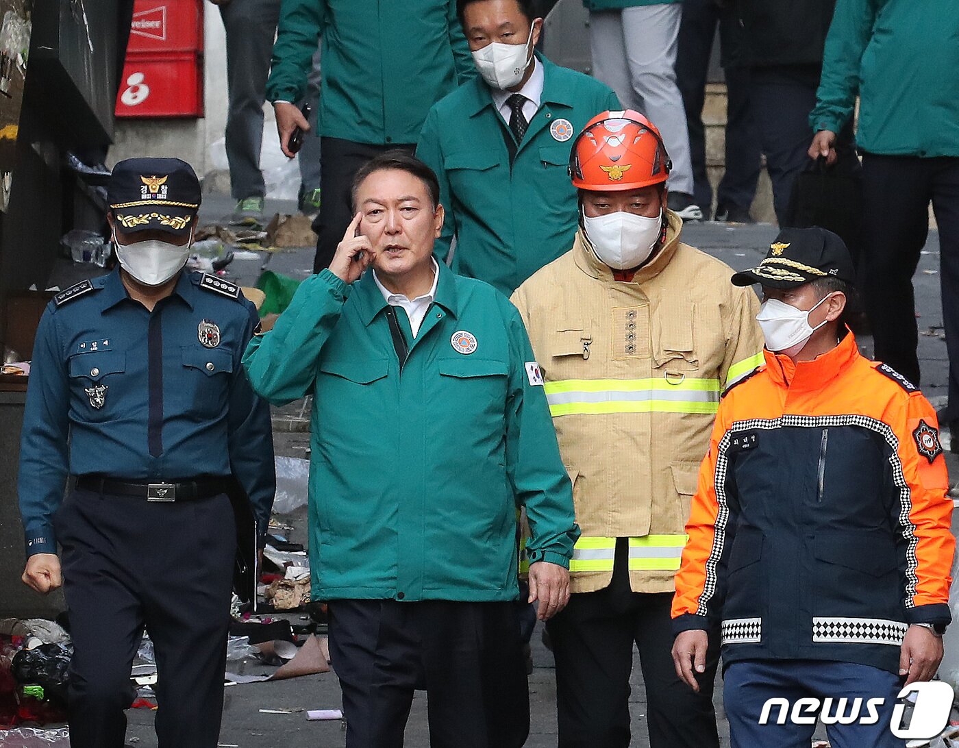 본문 이미지 - 윤석열 대통령이 30일 오전 서울 용산구 이태원 핼러윈 압사사고 현장을 찾아 소방과 경찰의 설명을 들으며 살펴보고 있다. 2022.10.30/뉴스1 ⓒ News1 임세영 기자