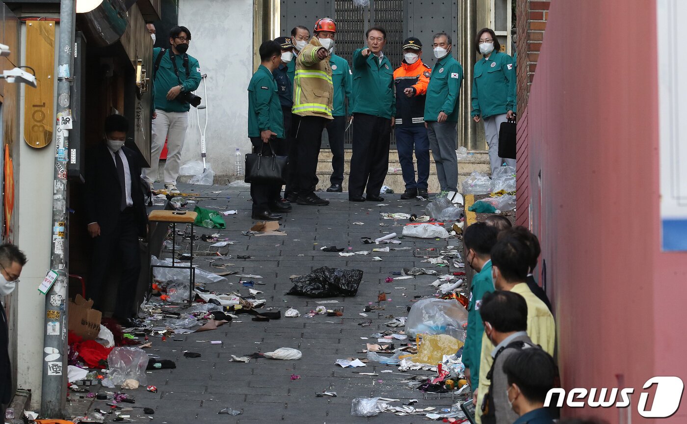본문 이미지 - 윤석열 대통령이 30일 오전 서울 용산구 이태원 핼러윈 압사사고 현장을 찾아 소방과 경찰의 설명을 들으며 살펴보고 있다. 2022.10.30/뉴스1 ⓒ News1 임세영 기자