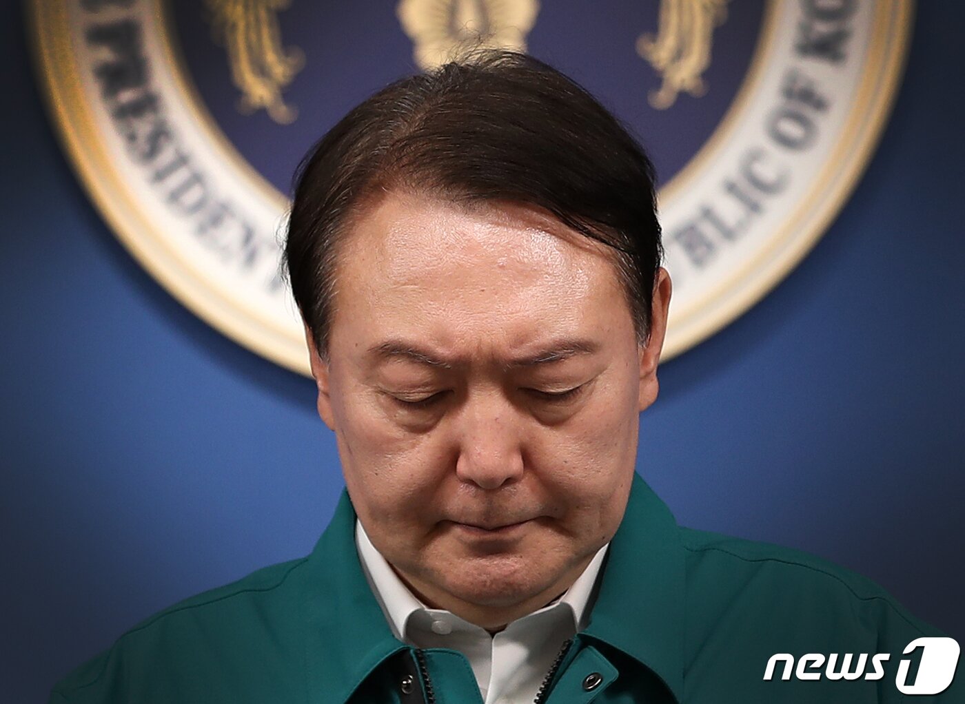 본문 이미지 - 윤석열 대통령이 30일 오전 용산 대통령실 청사 브리핑룸에서 이태원 핼러윈 압사사고 관련 대국민 담화를 발표하고 있다. .2022.10.30/뉴스1 ⓒ News1 오대일 기자