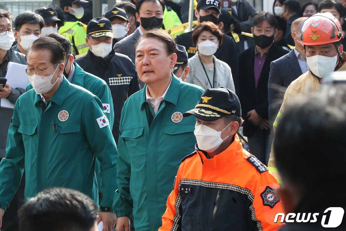 본문 이미지 - 윤석열 대통령이 30일 오전 서울 용산구 이태원 핼러윈 압사사고 현장을 찾아 소방과 경찰의 설명을 들으며 살펴보고 있다. 윤 대통령은 이날 대국민 담화를 통해 "오늘부터 사고 수습이 일단락될 때까지 국가애도기간으로 정하고 국정의 최우선순위를 본 건 사고의 수습과 후속조치에 두겠다"고 말했다. 2022.10.30/뉴스1 ⓒ News1 임세영 기자