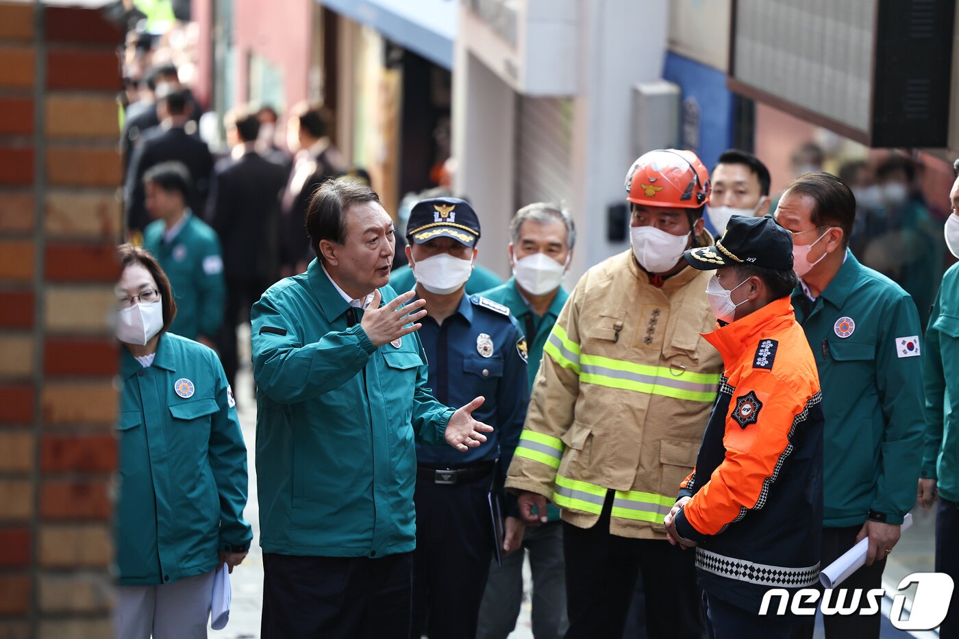 본문 이미지 - 윤석열 대통령이 30일 오전 서울 용산구 이태원 핼러윈 압사사고 현장을 찾아 참사 현장을 살펴보며 소방 관계자들과 대화하고 있다. (대통령실 제공) 2022.10.30/뉴스1 ⓒ News1 오대일 기자