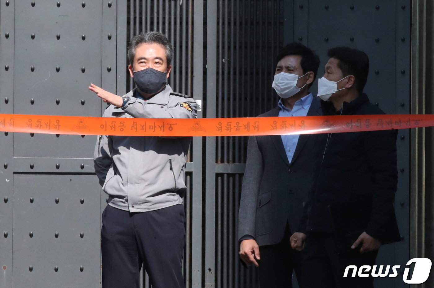 본문 이미지 - 윤희근 경찰청장이 30일 오전 서울 용산구 이태원 핼러윈 압사사고 현장을 찾아 경찰의 설명을 들으며 살펴보고 있다.  2022.10.30/뉴스1 ⓒ News1 임세영 기자