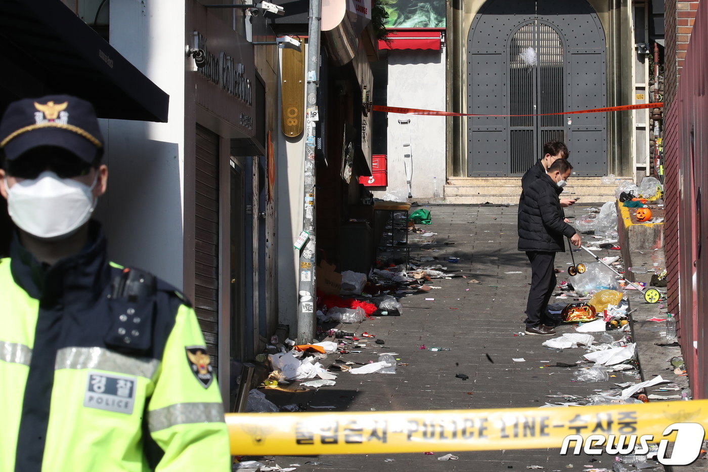 본문 이미지 - 2022년 10월 30일 오전 서울 용산구 이태원 참사 현장에서 경찰 관계자들이 사고 현장 골목의 폭을 재고 있다. /뉴스1 ⓒ News1 임세영 기자