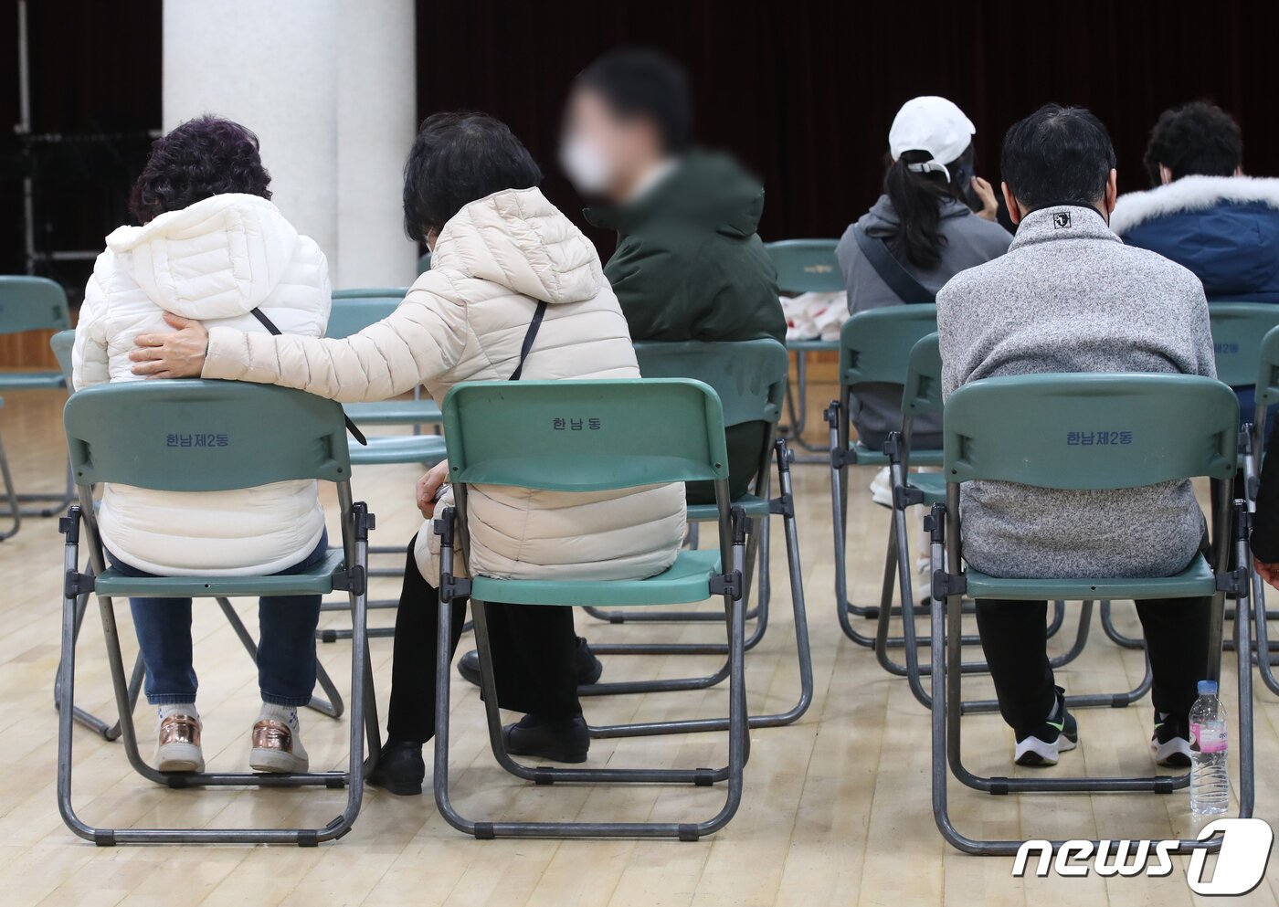 본문 이미지 - 지난 29일 밤 서울 용산구 이태원 일대에 핼러윈 인파가 한꺼번에 몰리면서 대규모 압사 사고가 발생한 가운데 30일 서울 용산구 한남동 주민센터에 마련된 실종자 접수처 대기실에서 가족이나 지인들이 대기하고 있다. 2022.10.30/뉴스1 ⓒ News1 송원영 기자