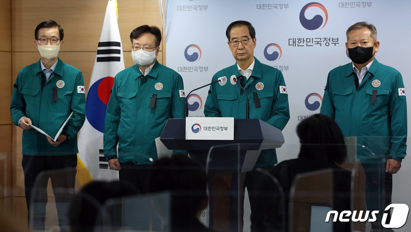 본문 이미지 - 한덕수 국무총리(왼쪽에서 세 번째)가 30일 오전 서울 종로구 세종대로 정부서울청사에서 애도를 표하는 검은 리본을 패용한 채 이태원 참사 관련 정부의 대응방안을 브리핑하고 있다. 왼쪽부터 방문규 국무조정실장, 조규홍 보건복지부 장관, 한 총리, 이상민 행정안전부 장관. 2022.10.30/뉴스1 ⓒ News1 이동해 기자