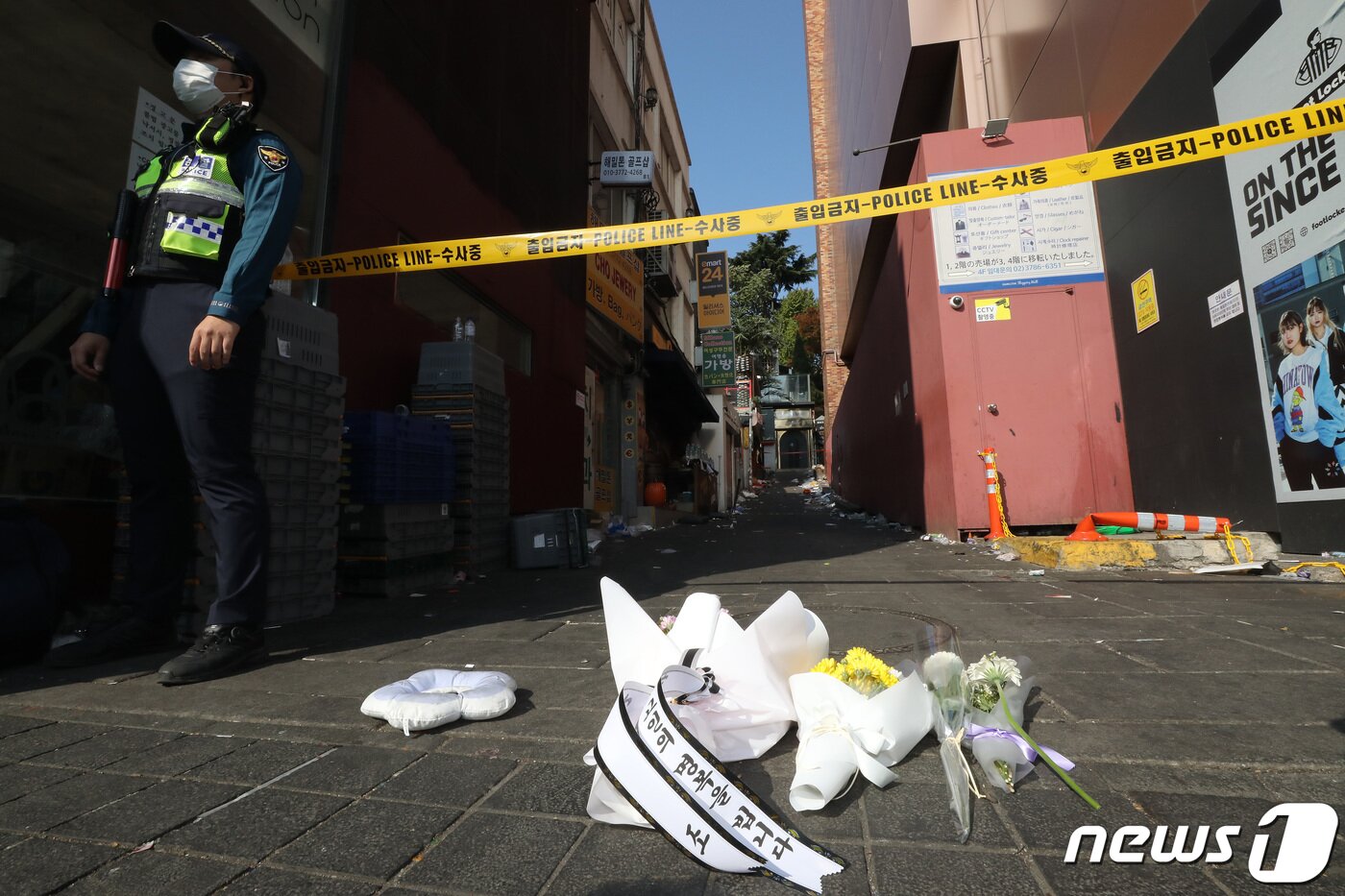 본문 이미지 - 30일 오후 서울 용산구 이태원 압사 사고 현장 인근에 한 시민이 두고 간 꽃이 놓여져 있다. 이태원 압사사고로 발생한 인명피해는 이날 현재 사망자만 153명이다. 2022.10.30/뉴스1 ⓒ News1 임세영 기자