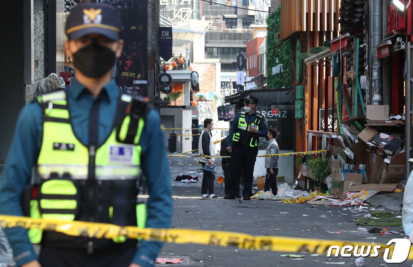 본문 이미지 - 30일 오후 서울 용산구 이태원 압사 사고 현장에서 경찰 관계자들이 현장조사를 하고 있다. 이태원 압사사고로 발생한 인명피해는 이날 현재 사망 151명, 중상 19명, 경상 63명이다. 2022.10.30/뉴스1 ⓒ News1 임세영 기자