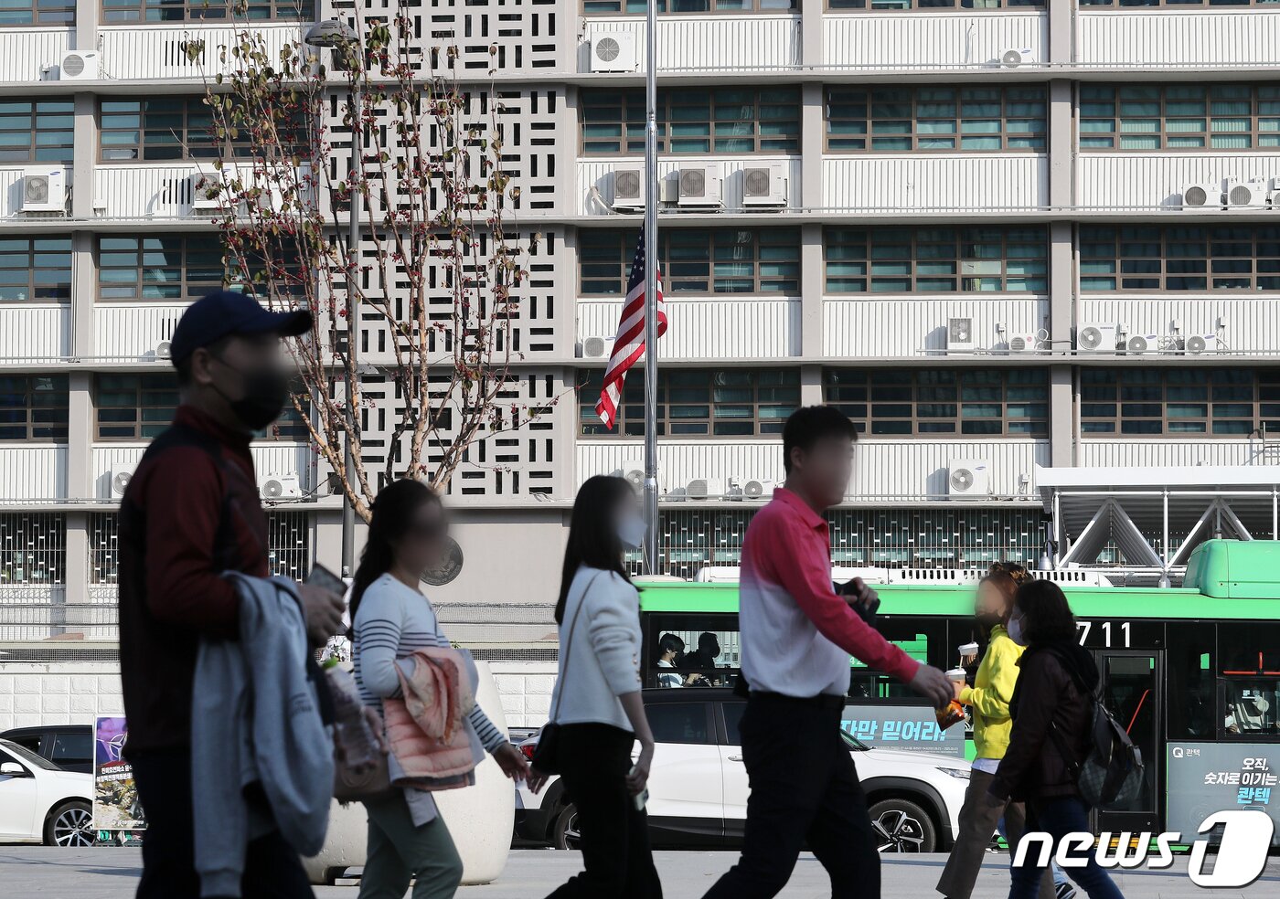 본문 이미지 - 윤석열 대통령이 이태원 압사 참사 사고수습이 마무리될 때까지를 국가애도기간으로 정한 30일 오후 서울 종로구 주한 미국 대사관에 사고 희생자들을 추모하는 조기가 걸려있다. 2022.10.30/뉴스1 ⓒ News1 김진환 기자