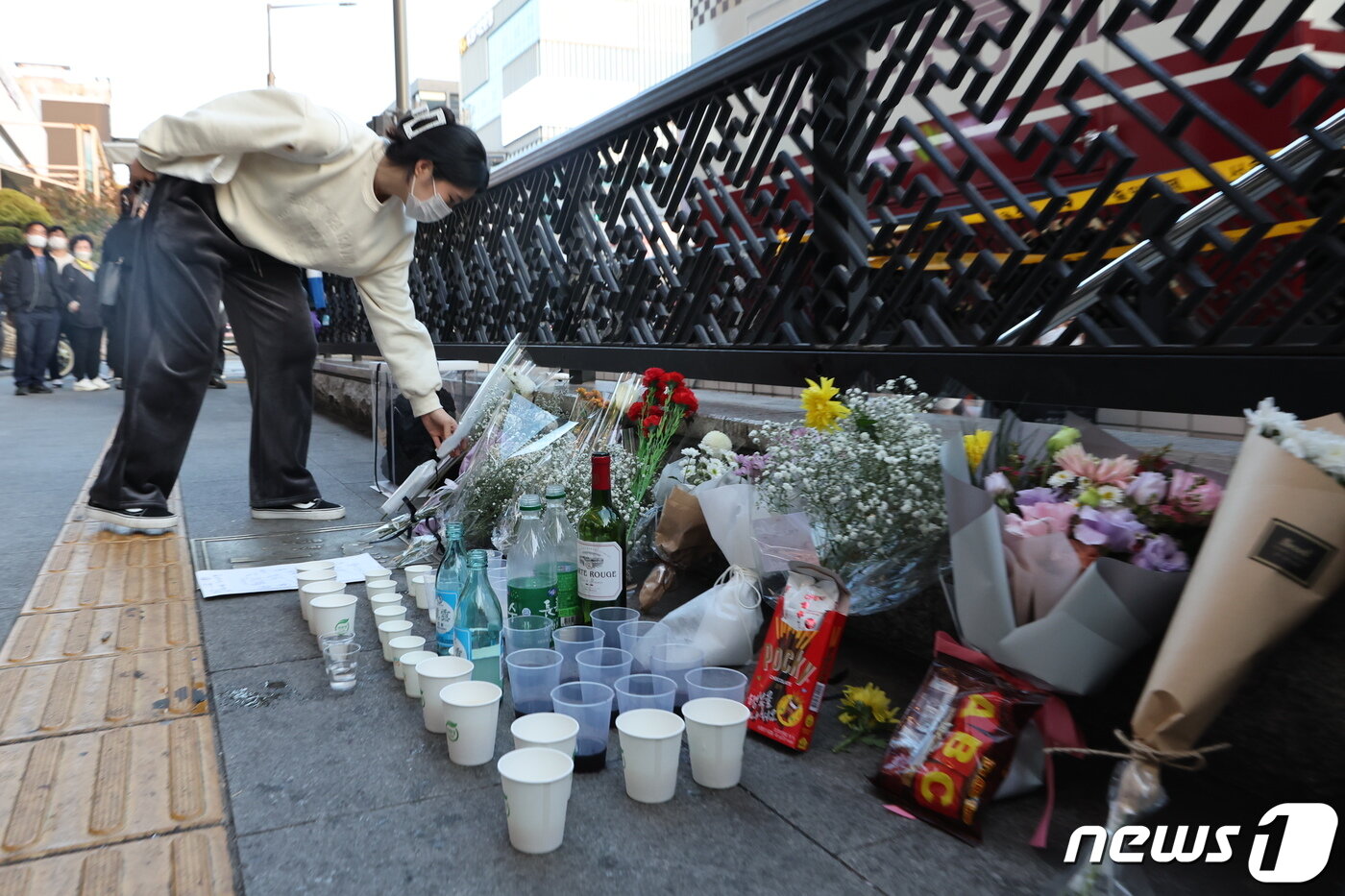 30일 서울 용산구 이태원 참사 사고 인근에 마련된 추모공간에서 시민들이 조화를 내려놓고 있다. 2022.10.30/뉴스1 ⓒ News1 이동해 기자