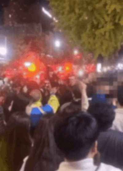 본문 이미지 - 늘어선 구급차 옆으로 &#39;섹스 온 더 비치&#39;를 떼창 하는 사람들. &#40;온라인 커뮤니티 갈무리&#41;