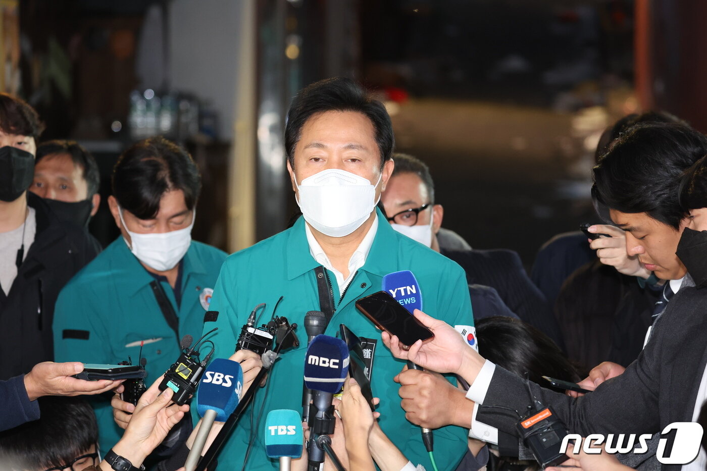 본문 이미지 - 오세훈 서울시장이 30일 오후 서울 용산구 이태원 압사 사고 현장을 방문해 취재진의 질문에 답하고 있다. 이태원 압사 사고로 발생한 인명피해는 이날 현재 사망 153명, 부상자는 103명이다. 2022.10.30/뉴스1 ⓒ News1 이동해 기자
