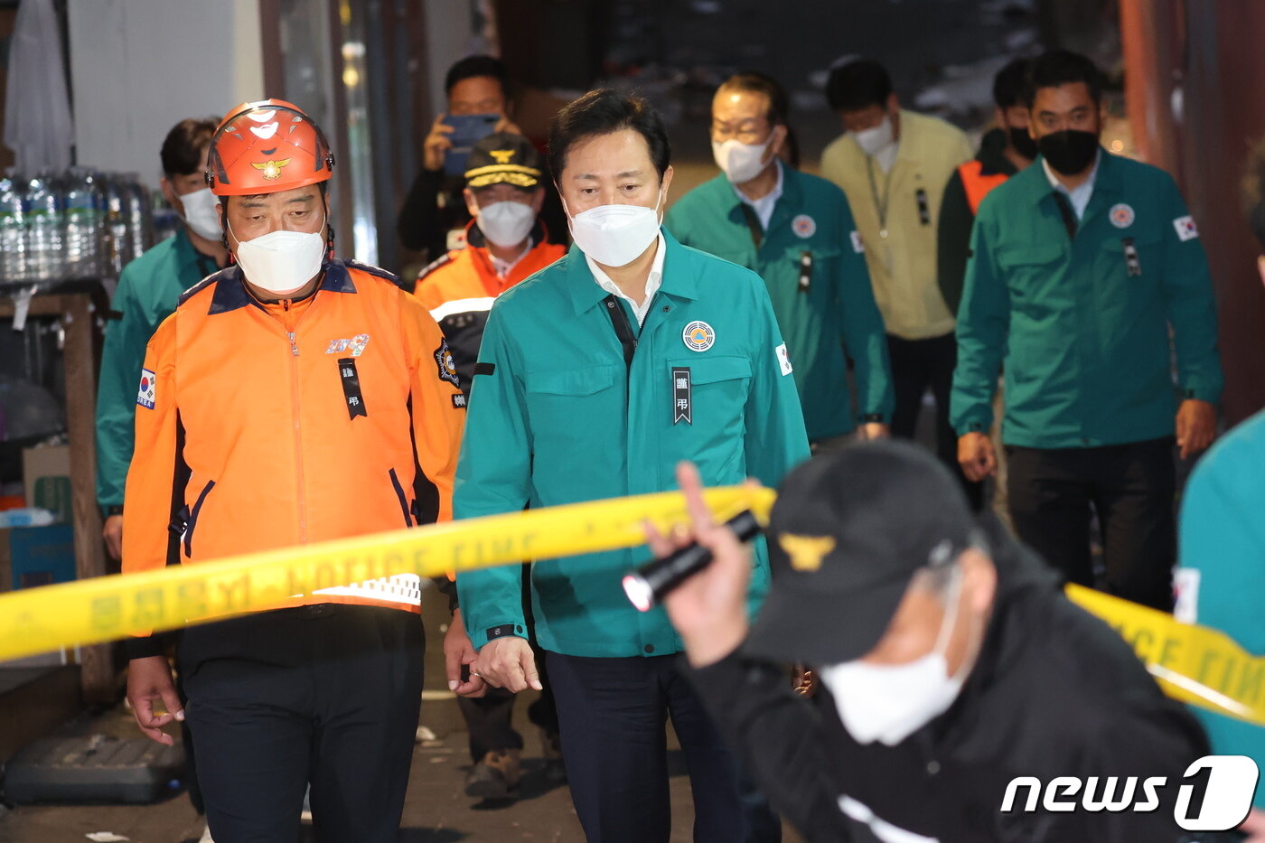 본문 이미지 - 오세훈 서울시장이 30일 오후 서울 용산구 이태원 압사 사고 현장을 방문하고 있다. 이태원 압사 사고로 발생한 인명피해는 이날 현재 사망 153명, 부상자는 103명이다. 2022.10.30/뉴스1 ⓒ News1 이동해 기자