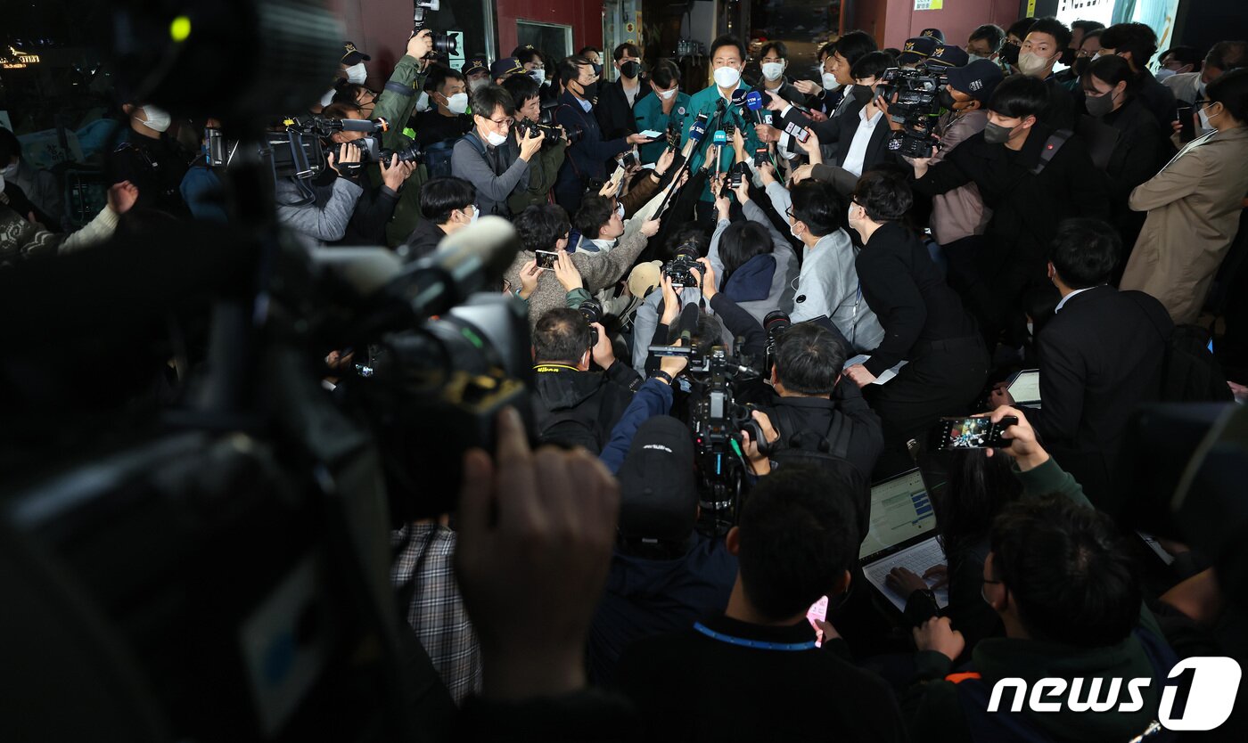 본문 이미지 - 오세훈 서울시장이 30일 오후 서울 용산구 이태원 압사 사고 현장을 방문해 취재진 질문에 답하고 있다. 이태원 압사사고로 발생한 인명피해는 이날 현재 사망 153명, 부상103명이다. 2022.10.30/뉴스1 ⓒ News1 이동해 기자