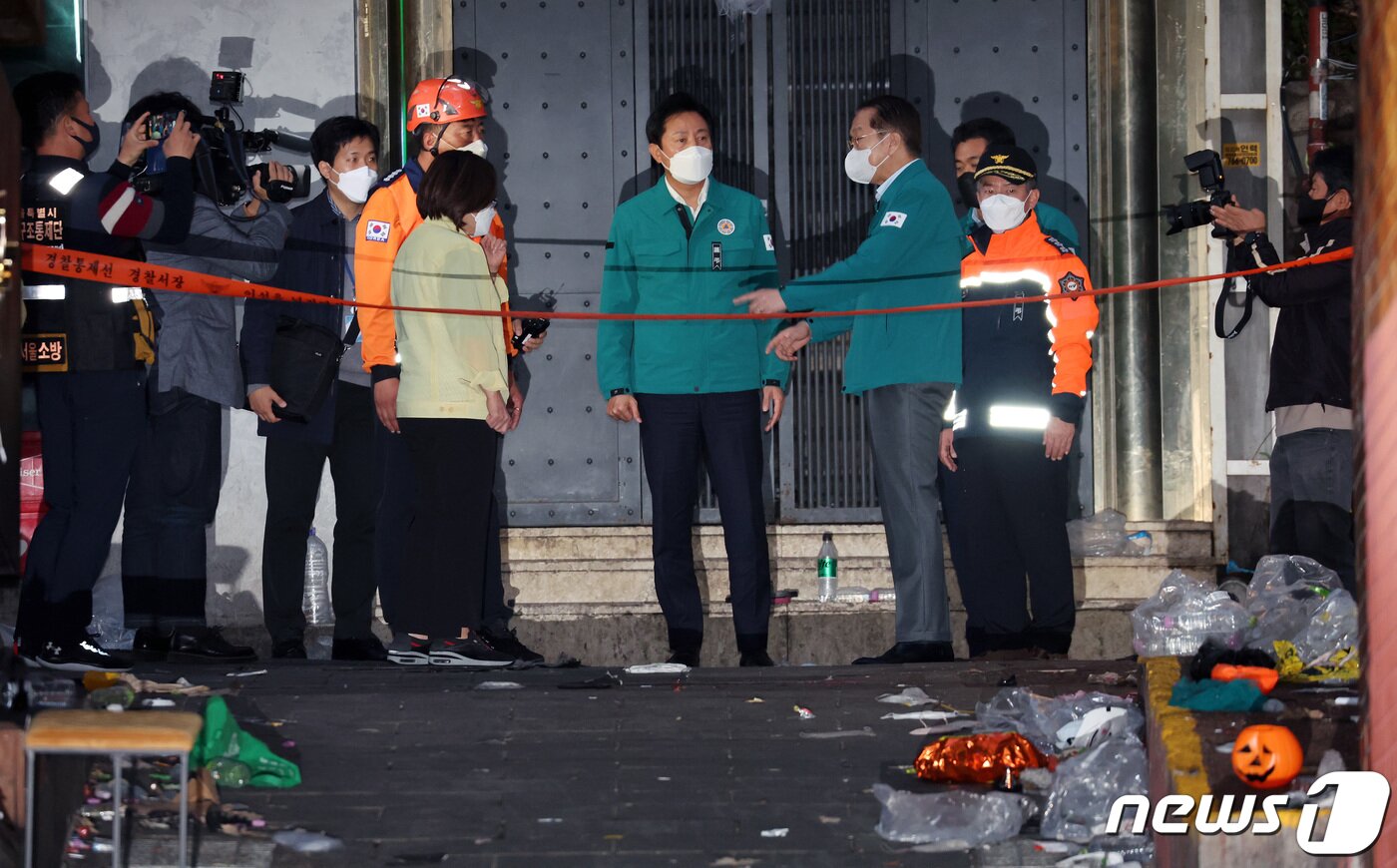 본문 이미지 - 오세훈 서울시장과 권영세 통일부 장관이 30일 오후 서울 용산구 이태원 압사 사고 현장을 방문해 대화를 나누고 있다. 이태원 압사 사고로 발생한 인명피해는 이날 현재 사망 153명, 부상 103명이다. 2022.10.30/뉴스1 ⓒ News1 이동해 기자