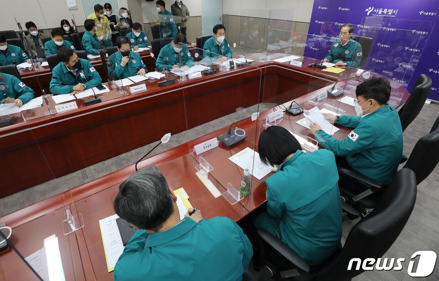 본문 이미지 - 한덕수 국무총리가 30일 오후 서울시청에 마련된 이태원 참사 서울시 수습본부를 방문해 대응 회의를 갖고 모두발언을 하고 있다. 2022.10.30/뉴스1 ⓒ News1 박세연 기자