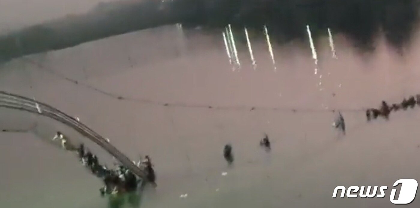 본문 이미지 - 인도 서부 구자라트주 모비 지역에 위치한 한 케이블 다리가 붕괴됐다. (온라인 캡처)