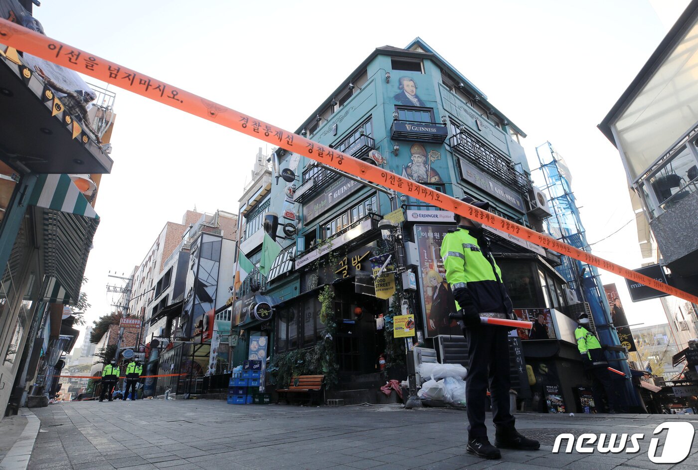 본문 이미지 - 31일 오전 경찰이 서울 용산구 이태원 핼러윈 참사 현장 골목을 통제하고 있다. 2022.10.31/뉴스1 ⓒ News1 구윤성 기자
