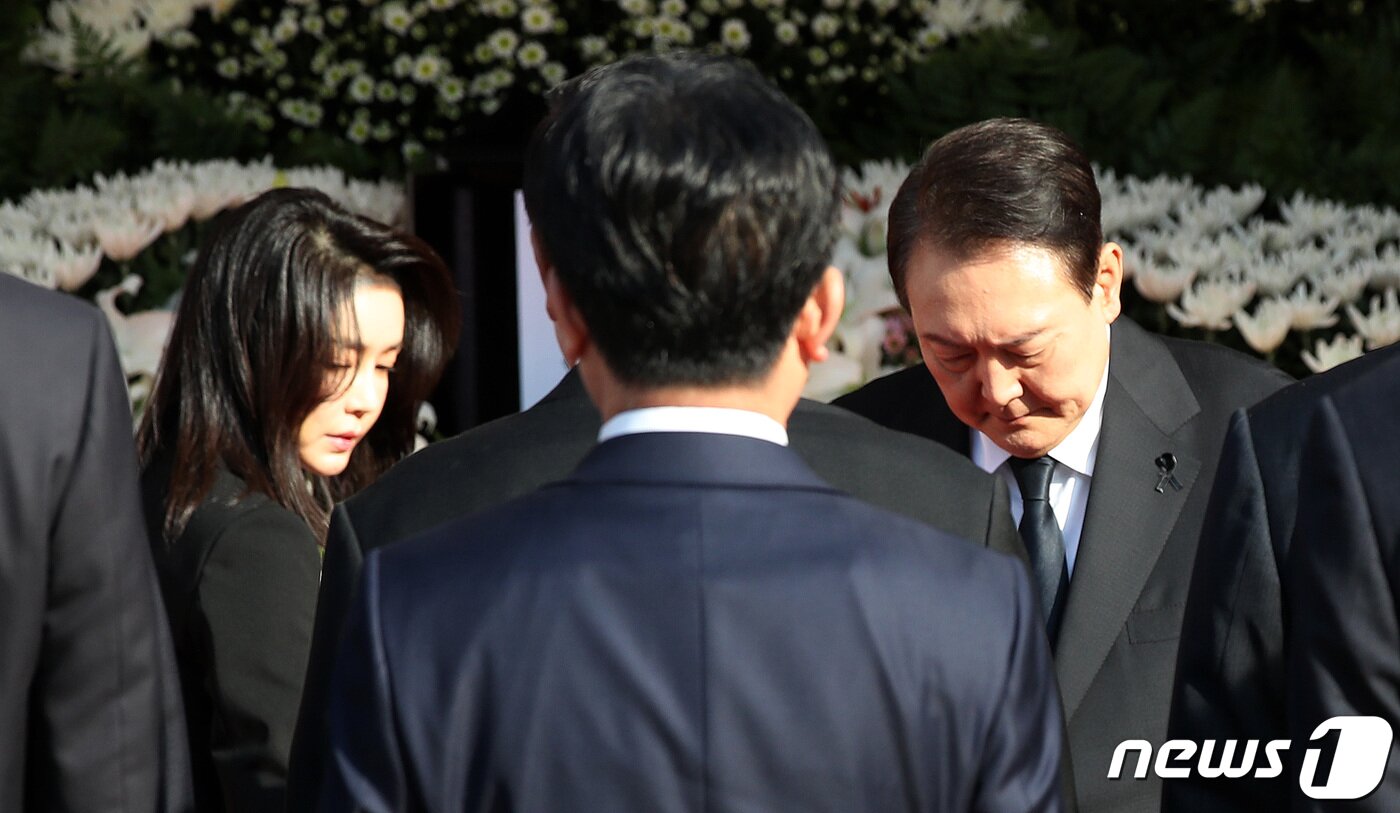 본문 이미지 - 윤석열 대통령과 김건희 여사가 31일 오전 서울광장에 마련된 이태원 사고 사망자 합동분향소를 찾아 헌화를 마친 뒤 이동하고 있다. 2022.10.31/뉴스1 ⓒ News1 박지혜 기자