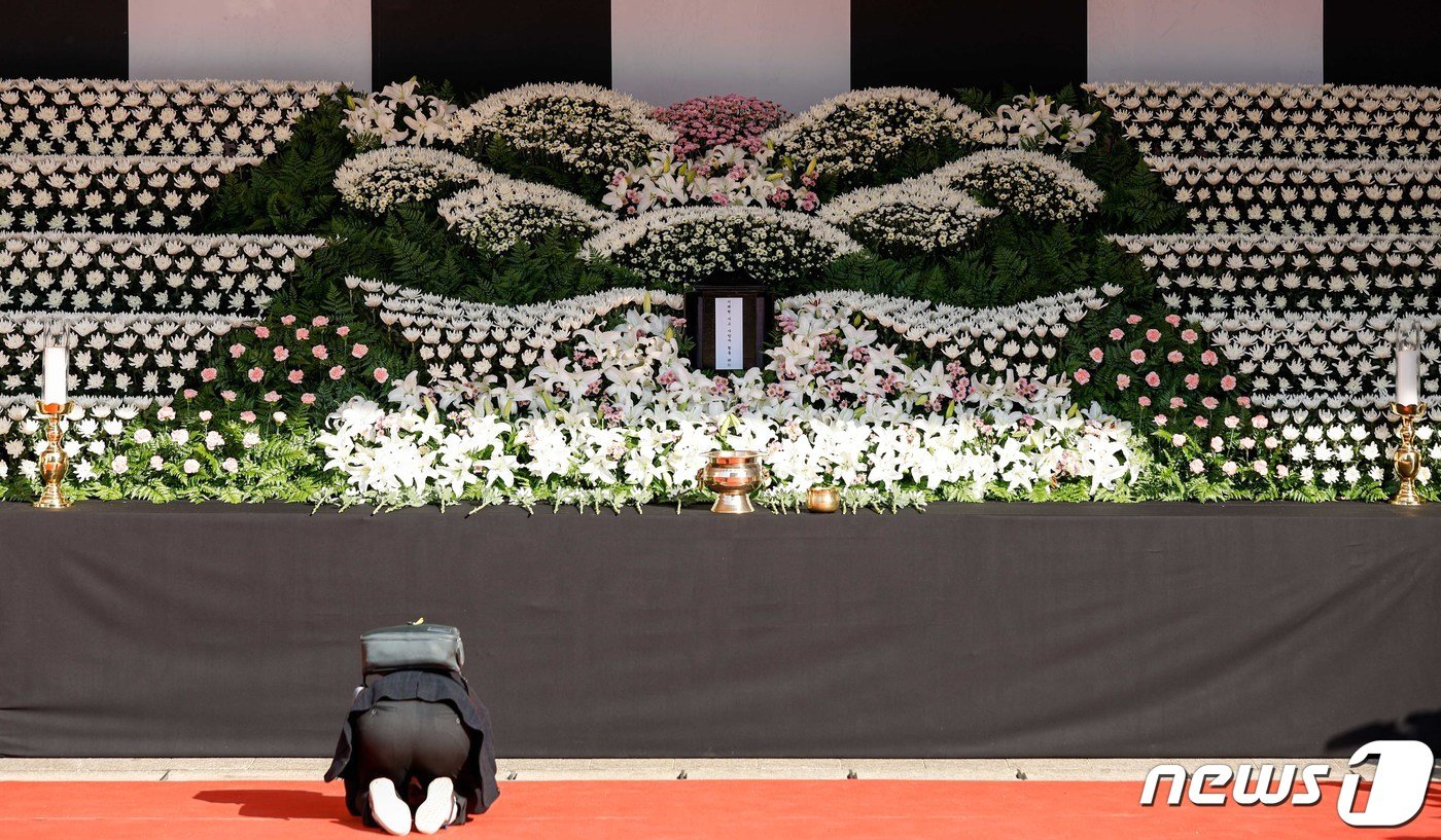 본문 이미지 - 31일 서울 중구 서울광장에 마련된 이태원 참사 희생자를 위한 합동분향소를 찾은 한 시민이 헌화를 마친 뒤 절 하고 있다. (공동취재) 2022.10.31/뉴스1 ⓒ News1 박지혜 기자
