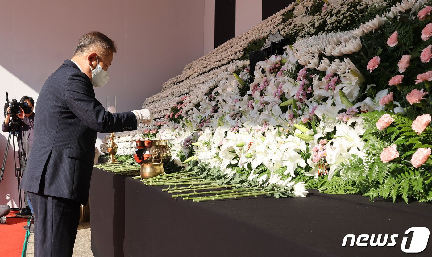 본문 이미지 - 이상민 행정안전부 장관이 지난 10월31일 서울광장에 마련된 이태원 사고 사망자 합동분향소에서 희생자들을 추모하며 분향을 하고 있다. (공동취재) /뉴스1 ⓒ News1 박지혜 기자