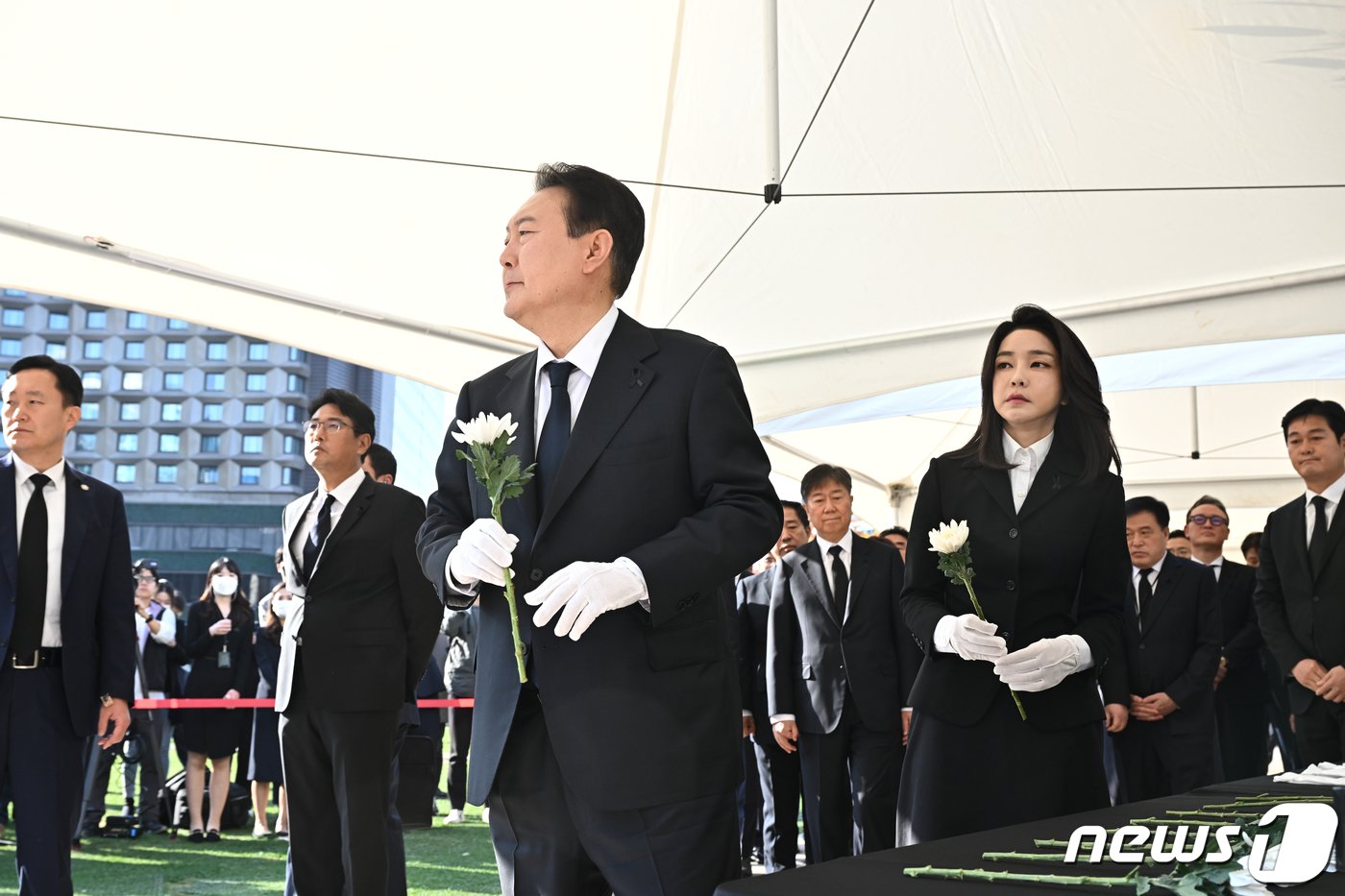 윤석열 대통령과 김건희 여사가 31일 오전 서울광장에 마련된 이태원 사고 사망자 합동분향소를 조문하며 국화꽃을 들고 있다. &#40;대통령실 제공&#41; 2022.10.31/뉴스1 ⓒ News1 오대일 기자