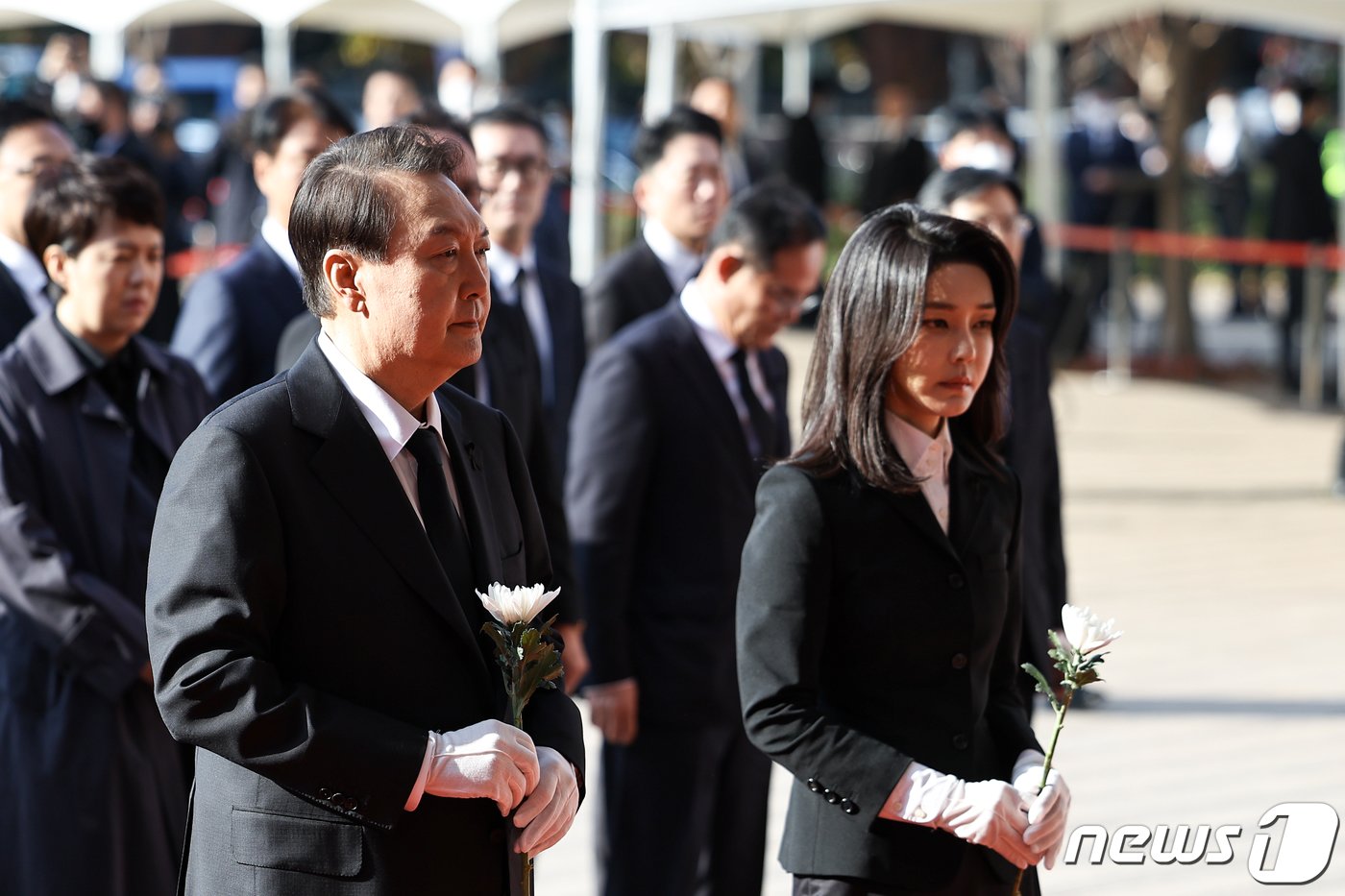 윤석열 대통령과 김건희 여사가 31일 오전 서울광장에 마련된 이태원 사고 사망자 합동분향소를 찾아 헌화하고 있다. &#40;대통령실 제공&#41; 2022.10.31/뉴스1 ⓒ News1 오대일 기자